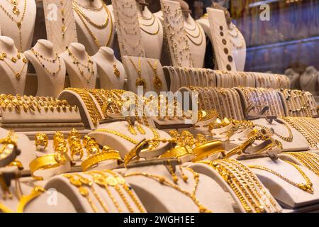 Nahaufnahme einer Vielzahl von wunderschönem Goldschmuck auf der Theke in Istanbul, Türkei. Stockfoto