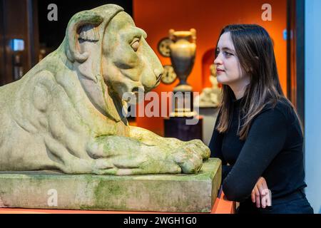 London, Großbritannien. Februar 2024. Regency Coadestone Figur einer Löwin, um 1819, EST 15.000-25.000 - die Sammlung des Kenners Philip Hewat-Jaboor (1953–2022), der ein verehrter Kunstberater und Vorsitzender der Masterpiece Art Fair in London war. Das Angebot umfasst etwa 200 Lose und umfasst dekorative Kunst von der Antike bis zur Moderne. Die Sammlung wird am 8. Februar 2024 in Christie's Hauptsitz in London versteigert und wird voraussichtlich über 1,5 Millionen £ versteigert, wobei Schätzungen zwischen 700 £ und 150 000 £ liegen. Guy Bell/Alamy Live News Stockfoto