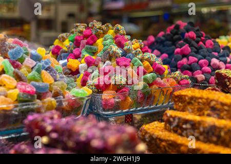 Nahaufnahme einer mehrfarbigen Mischung aus Süßigkeiten aus türkischer Marmelade. Bunte Vasen mit Süßigkeiten in der Konditorei. Istanbul, Türkei Stockfoto