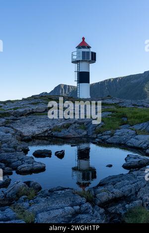Leuchtturm auf einem felsigen Hügel mit Blick auf das Meer Stockfoto