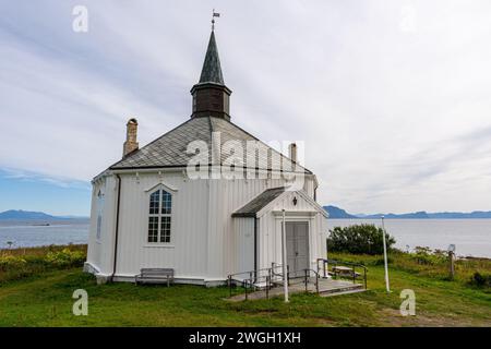 Eine bezaubernde weiße Kirche auf einem malerischen Hügel Stockfoto