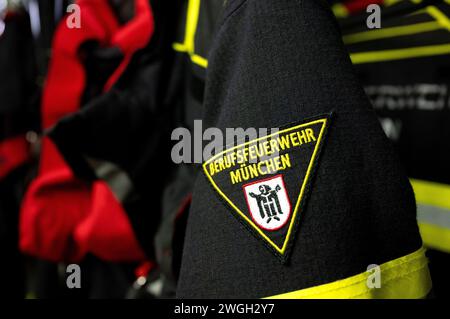 München, Deutschland. Februar 2024. Eine Uniform mit dem Logo der Berufsfeuerwehr München ist an der Feuerwache 1 zu sehen. Quelle: Sven Hoppe/dpa/Alamy Live News Stockfoto