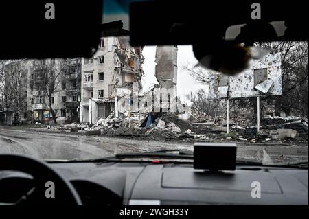 Nicht exklusiv: ORIKHIV, UKRAINE - 27. JANUAR 2024 - Ein Teil eines neunstöckigen Wohngebäudes, das infolge eines KAB (russisches Präzisionsgebäude) zerstört wurde Stockfoto