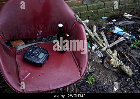 Nicht exklusiv: REGION ZAPORIZHZHIA, UKRAINE - 27. JANUAR 2024 - Ein Controller bleibt auf dem Vorsitz, da eine Polizeieinheit von FPV-Piloten in Zapori am Arbeitsplatz ist Stockfoto