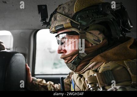 Nicht exklusiv: REGION ZAPORIZHZHIA, UKRAINE - 27. JANUAR 2024 - Ein Mitglied einer Polizeieinheit von FPV-Piloten wird in einem Auto gesehen, Region Zaporizhzhia, Süden Stockfoto