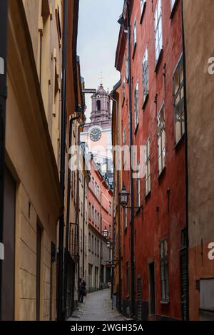 Stockholm, Schweden - 25. Juli 2023: Bezaubernde, enge Kopfsteinpflasterstraße im historischen Stadtteil Gamla Stan von Stockholm, Schweden. Stockfoto