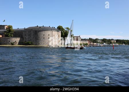 Vaxholm, Schweden - 27. Juli 2023: Die Festung Vaxholm, auch bekannt als Vaxholm Castle, ist eine historische Festung auf der Insel Vaxholmen in Stockho Stockfoto