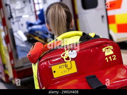 München, Deutschland. Februar 2024. Feuerwehrleute der Feuerwehr München bereiten einen Krankenwagen für einen Einsatz in der Fahrzeughalle der Feuerwehr 1 vor. Quelle: Sven Hoppe/dpa/Alamy Live News Stockfoto