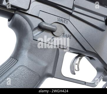 Modernes Gewehr mit Warnung und sicheren Positionen auf seinem Sicherheitswähler. Stockfoto