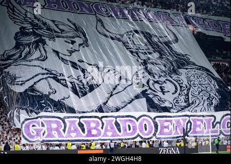 Madrid, Spanien. Februar 2024. Die Choreografie der Fans von Real Madrid während des Fußballspiels La Liga EA Sports 2023/24 zwischen Real Madrid und Atletico Madrid im Stadion Santiago Bernabeu. Endergebnis: Real Madrid 1: 1 Atletico Madrid. Quelle: SOPA Images Limited/Alamy Live News Stockfoto