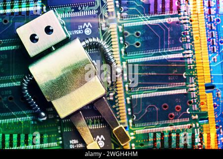 Roboter auf der Computerplatine, künstliche Intelligenz, Deep Learning Stockfoto