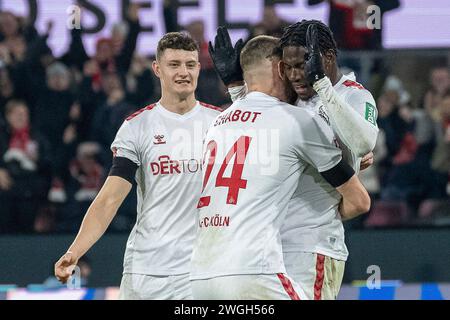 Jeff Chabot (1. FC Köln, #24) umarmt den Torschuetzen zum 1:0 Faride Alidou (1. FC Köln, #40). Eric Martel (1. FC Köln, #06) ist dabei und kommt strahlend auf die beiden zu. Fußball: 1. Bundesliga, Saison 2023/2024, 20. Spieltag, 1. FC Köln - Eintracht Frankfurt am 03.02.2024 im RheinEnergieStadion Köln. Wichtiger Hinweis: Gemaess den Vorgaben der DFL Deutsche Fussball Liga bzw. Des DFB Deutscher Fussball-Bund ist es untersagt, in dem Stadion und/oder vom Spiel angefertigte Fotoaufnahmen in Form von Sequenzbildern und/oder videoaehnlichen Fotostrecken zu verwerten bzw. Verwerten zu la Stockfoto