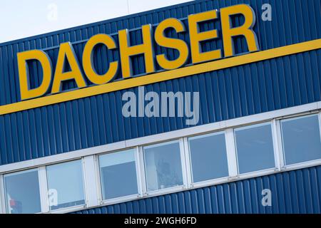 München, Deutschland. Februar 2024. Die Aufschrift „Dachser“ ist auf dem Dach eines Verwaltungsgebäudes der Dachser Group SE & Co. KG angebracht. Quelle: Peter Kneffel/dpa/Alamy Live News Stockfoto