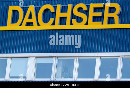 München, Deutschland. Februar 2024. Die Aufschrift „Dachser“ ist auf dem Dach eines Verwaltungsgebäudes der Dachser Group SE & Co. KG angebracht. Quelle: Peter Kneffel/dpa/Alamy Live News Stockfoto