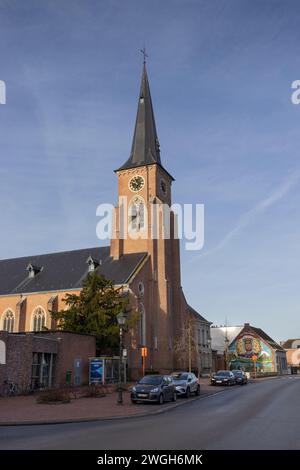 WICHELEN, BELGIEN: 1. FEBRUAR 2024: Blick auf St. Gertrudes Kirche und die Hauptstraße N416 in Wichelen in Ostflandern. Wichelen ist eine Stadt und Gemeinde Stockfoto