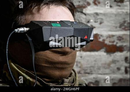 ZAPORIZHZHIA REGION, UKRAINE - 27. JANUAR 2024 - Ein Mitglied einer Polizeieinheit von FPV-Piloten trägt eine Schutzbrille, Region Zaporischzhia, Südostukraine. Stockfoto