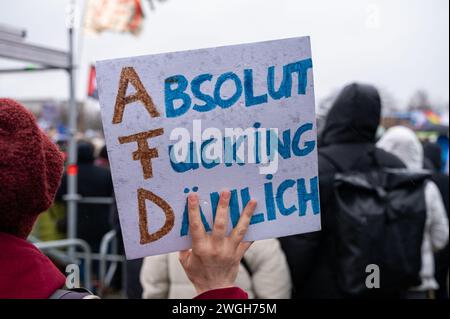 03.02.2024, Berlin, Deutschland, Europa - Firewall Demonstration Massenprotest gegen Rechtsextremismus und gegen AfD Partei Alternative für Deutschland. Stockfoto