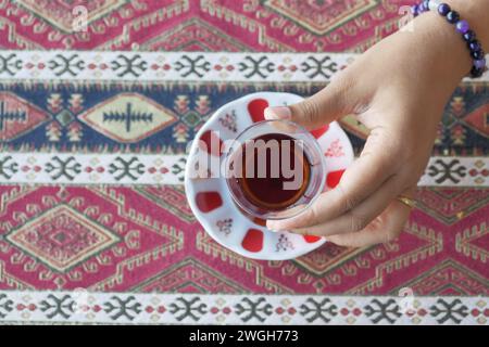 Von oben auf den traditionellen türkischen Tee auf dem Tisch. Stockfoto