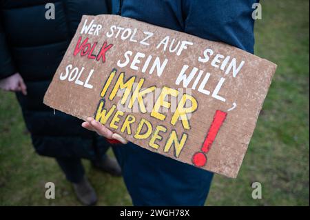 03.02.2024, Berlin, Deutschland, Europa - Firewall Demonstration Massenprotest gegen Rechtsextremismus und Toleranz vor dem Reichstag. Stockfoto