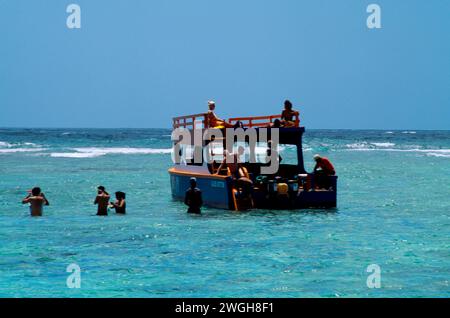 Nylon Pool Tobago Leute Schnorcheln Und Glasbodenboot Stockfoto