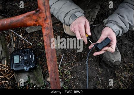 ZAPORIZHZHIA REGION, UKRAINE - 27. JANUAR 2024 - Ein Mitglied einer Polizeieinheit von FPV-Piloten repariert eine Drohne in der Region Zaporizhzhia im Südosten der Ukraine. Stockfoto
