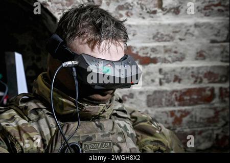 ZAPORIZHZHIA REGION, UKRAINE - 27. JANUAR 2024 - Ein Mitglied einer Polizeieinheit von FPV-Piloten trägt eine Schutzbrille, Region Zaporischzhia, Südostukraine. Stockfoto