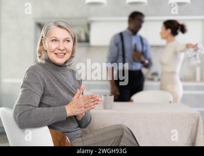 Ältere Frauen freuen sich, wenn Ehepaare streiten Stockfoto
