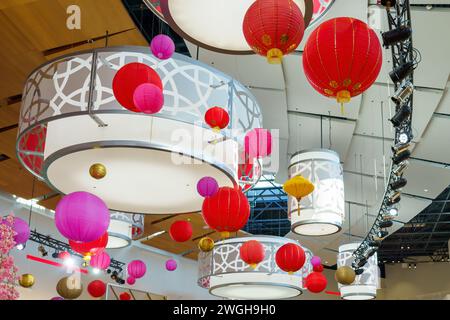 Dekorationen im chinesischen Stil zur Feier des Drachenjahres. Die Ornamente hängen von der Decke im Einkaufszentrum Vaughan Mills. Stockfoto