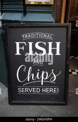 Traditional Fish and Chips werden vor einem Londoner Pub im West, End, London, England, Großbritannien geworben Stockfoto