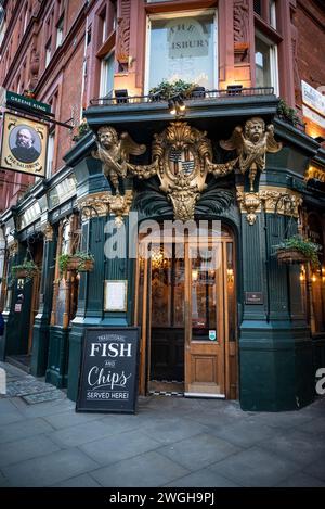 Traditional Fish and Chips werden vor einem Londoner Pub im West, End, London, England, Großbritannien geworben Stockfoto