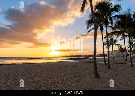Tauchen Sie ein in die ruhige Schönheit von Playa del Reducto, Arrecife - eine goldene Sandoase mit ruhigem Meer, perfekt für Familienspaß und Spaziergänge bei Sonnenuntergang auf Lanza Stockfoto