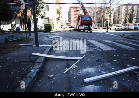 Mailand, Italien. Februar 2024. Foto Alessandro Bremec/LaPresse05-02-2024 Milano, Italia - Cronaca - Esplosione al sesto Piano di un palazzo in Via Montello a Corsico Milano. Nella Foto: Vigili del fuoco al lavoro nel palazzo 5. Februar 2024 Milano Italien - Nachrichten - Explosion im sechsten Stock eines Gebäudes in der Via Montello auf Korsico Mailand. Auf dem Foto: Feuerwehrleute bei der Arbeit im Gebäude Credit: LaPresse/Alamy Live News Stockfoto