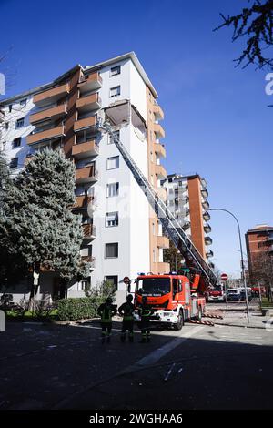 Mailand, Italien. Februar 2024. Foto Alessandro Bremec/LaPresse05-02-2024 Milano, Italia - Cronaca - Esplosione al sesto Piano di un palazzo in Via Montello a Corsico Milano. Nella Foto: Vigili del fuoco al lavoro nel palazzo 5. Februar 2024 Milano Italien - Nachrichten - Explosion im sechsten Stock eines Gebäudes in der Via Montello auf Korsico Mailand. Auf dem Foto: Feuerwehrleute bei der Arbeit im Gebäude Credit: LaPresse/Alamy Live News Stockfoto