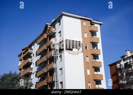 Mailand, Italien. Februar 2024. Foto Alessandro Bremec/LaPresse05-02-2024 Milano, Italia - Cronaca - Esplosione al sesto Piano di un palazzo in Via Montello a Corsico Milano. Nella Foto: Vigili del fuoco al lavoro nel palazzo 5. Februar 2024 Milano Italien - Nachrichten - Explosion im sechsten Stock eines Gebäudes in der Via Montello auf Korsico Mailand. Auf dem Foto: Feuerwehrleute bei der Arbeit im Gebäude Credit: LaPresse/Alamy Live News Stockfoto