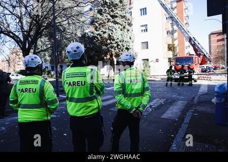 Mailand, Italien. Februar 2024. Foto Alessandro Bremec/LaPresse05-02-2024 Milano, Italia - Cronaca - Esplosione al sesto Piano di un palazzo in Via Montello a Corsico Milano. Nella Foto: Vigili del fuoco al lavoro nel palazzo 5. Februar 2024 Milano Italien - Nachrichten - Explosion im sechsten Stock eines Gebäudes in der Via Montello auf Korsico Mailand. Auf dem Foto: Feuerwehrleute bei der Arbeit im Gebäude Credit: LaPresse/Alamy Live News Stockfoto