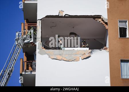 Mailand, Italien. Februar 2024. Foto Alessandro Bremec/LaPresse05-02-2024 Milano, Italia - Cronaca - Esplosione al sesto Piano di un palazzo in Via Montello a Corsico Milano. Nella Foto: Vigili del fuoco al lavoro nel palazzo 5. Februar 2024 Milano Italien - Nachrichten - Explosion im sechsten Stock eines Gebäudes in der Via Montello auf Korsico Mailand. Auf dem Foto: Feuerwehrleute bei der Arbeit im Gebäude Credit: LaPresse/Alamy Live News Stockfoto