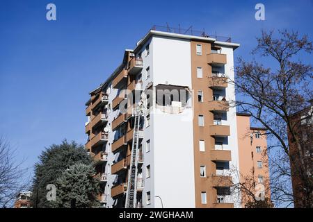 Mailand, Italien. Februar 2024. Foto Alessandro Bremec/LaPresse05-02-2024 Milano, Italia - Cronaca - Esplosione al sesto Piano di un palazzo in Via Montello a Corsico Milano. Nella Foto: Vigili del fuoco al lavoro nel palazzo 5. Februar 2024 Milano Italien - Nachrichten - Explosion im sechsten Stock eines Gebäudes in der Via Montello auf Korsico Mailand. Auf dem Foto: Feuerwehrleute bei der Arbeit im Gebäude Credit: LaPresse/Alamy Live News Stockfoto