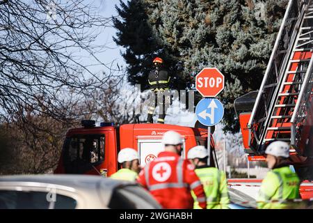 Mailand, Italien. Februar 2024. Foto Alessandro Bremec/LaPresse05-02-2024 Milano, Italia - Cronaca - Esplosione al sesto Piano di un palazzo in Via Montello a Corsico Milano. Nella Foto: Vigili del fuoco al lavoro nel palazzo 5. Februar 2024 Milano Italien - Nachrichten - Explosion im sechsten Stock eines Gebäudes in der Via Montello auf Korsico Mailand. Auf dem Foto: Feuerwehrleute bei der Arbeit im Gebäude Credit: LaPresse/Alamy Live News Stockfoto