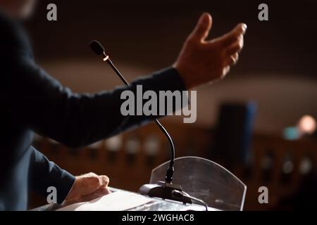 Nicht erkennbarer Mann, der eine Rede hat Stockfoto