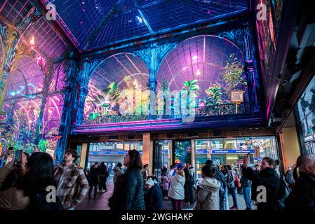 Menschen, die sich den Butterfly Trail ansehen, ein fesselndes Video im Now Building, neben der Station Tottenham Court Road. London, England, Großbritannien Stockfoto