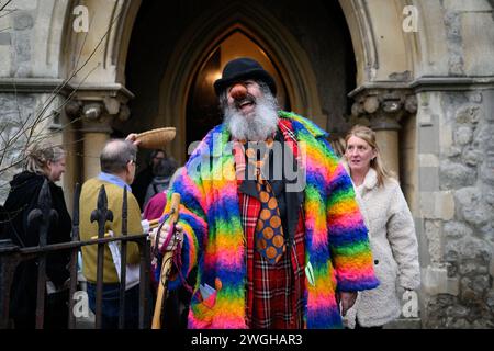 4. Februar 2024: Am ersten Sonntag im Februar findet der jährliche Clowngottesdienst in der All Saints Church, Haggerston, London statt. Clowns jeden Alters und jeder Nationalität erinnern sich an den Vater des Clowns Joseph Grimaldi. Stockfoto