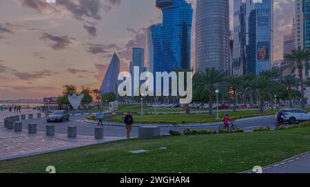 Skyline von Doha im West Bay District Doha, Katar Sonnenuntergang mit Wolken am Himmel vom Hotelpark aus Stockfoto