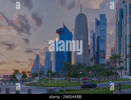 Skyline von Doha im West Bay District Doha, Katar Sonnenuntergang mit Wolken am Himmel vom Hotelpark aus Stockfoto