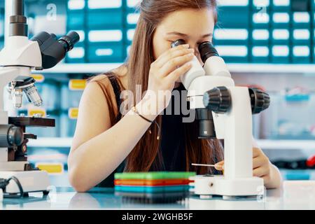 Wissenschaftliche Nachwuchswissenschaftlerin im Labor Stockfoto