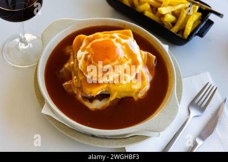 Francesinha - typisch leckeres Essen aus Porto. Portugiesische Küche Stockfoto