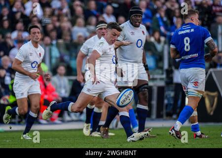 Rom, Italien. Februar 2024. George Ford von England tritt den Ball während des Guinness Six Nations-Spiels 2024 zwischen Italien und England im Olympiastadion. Endergebnis; Italien 24 -27 England. Quelle: SOPA Images Limited/Alamy Live News Stockfoto