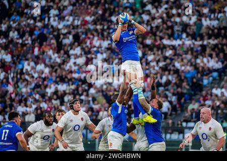 Rom, Italien. Februar 2024. Andrea Zambonin von Italien steigt auf und beansprucht das Lineout während des Spiels der Guinness Six Nations 2024 zwischen Italien und England im Olympiastadion. Endergebnis; Italien 24 -27 England. (Foto: Stefano Costantino/SOPA Images/SIPA USA) Credit: SIPA USA/Alamy Live News Stockfoto