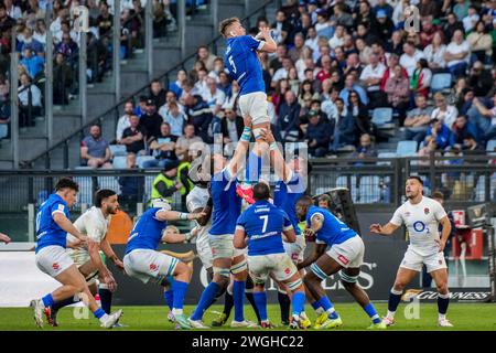 Rom, Italien. Februar 2024. Federico Ruzza von Italien steigt auf und beansprucht die Lineout-Linie während des Guinness Six Nations-Spiels 2024 zwischen Italien und England im Olympiastadion. Endergebnis; Italien 24 -27 England. Quelle: SOPA Images Limited/Alamy Live News Stockfoto