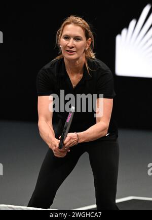 Hollywood FL, USA. Februar 2024. Steffi Graff spielt während des Pickleball Slam 2 im Hard Rock Live, das am 4. Februar 2024 im Seminole Hard Rock Hotel & Casino in Hollywood, Florida stattfindet. Quelle: Mpi04/Media Punch/Alamy Live News Stockfoto