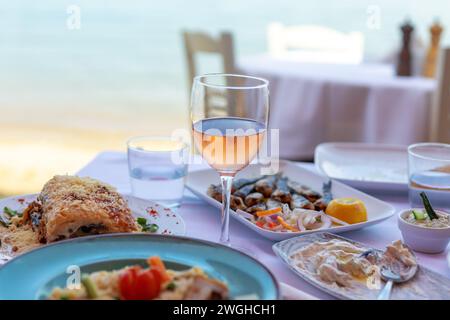 Ein Glas Rotwein auf dem Tisch des Restaurants am Meer Stockfoto